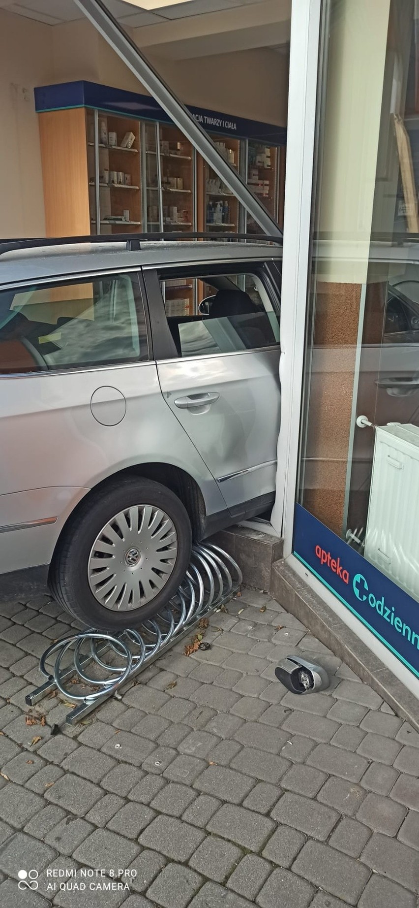 72-letni kierowca zbił szybę drzwi wejściowych do apteki i...