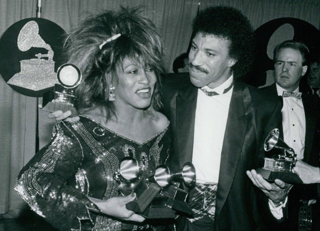 1985 rok. Tina Turner i Lionel Ritchie