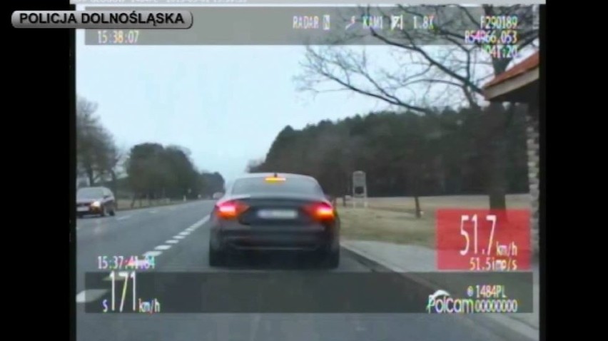 "Szybcy i wściekli" nagrani policyjną kamerą. Piraci drogowi gnają z prędkośćią 171 km/h (FILM)