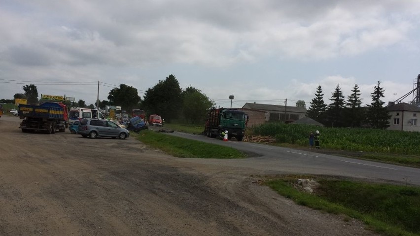 Zderzenie samochodu dostawczego z ciężarówką pod Łasinem. Trzy osoby ranne [zdjęcia od czytelnika]