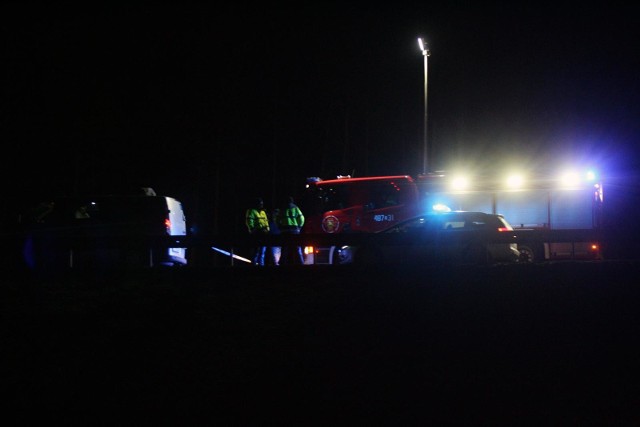 Utrudnienia na drodze krajowej nr 48 trwały do godz. 6 rano. Okoliczności zdarzenia wyjaśnia policja.Podczas czynności prowadzonych na miejscu wypadku doszło do niebezpiecznego zdarzenia, kierujący samochodem dostawczym kierowca narodowości ukraińskiej lekko potrącił jednego z policjantów. Na szczęście nic mu się nie stało. Kierowca został ukarany przez policję mandatem.