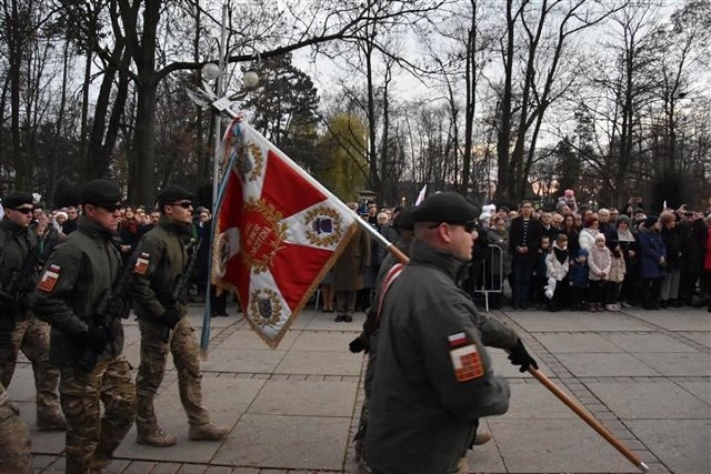 Częstochowa 11 listopada 2018: Po południu w częstochowskiej alei Sienkiewicza rozpoczęła się uroczystość patriotyczna, podczas której przed Grobem Nieznanego Żołnierza oraz pod pomnikiem błogosławionego Księdza Jerzego Popiełuszki zostały złożone kwiaty. 