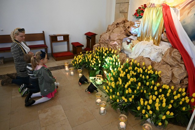 Wierni przy Grobie Pańskim w parafii świętego Franciszka z Asyżu w Kielcach - u Kapucynów.