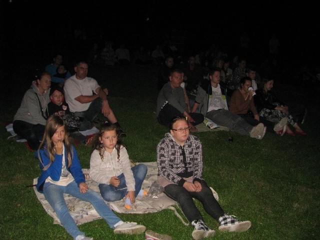 Projekcja filmu "Brzdąc" miała miejsce w parku miejskim w Wyszkowie