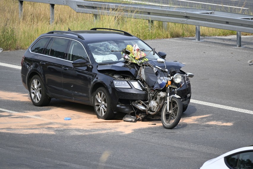 Tragiczne informacje po wypadku w Nowych Marzach. Zmarł kierowca motocykla. Zobacz wideo