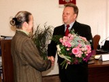Podziękowania i kwiaty dla kierownika Urzędu Stanu Cywilnego w Starachowicach 