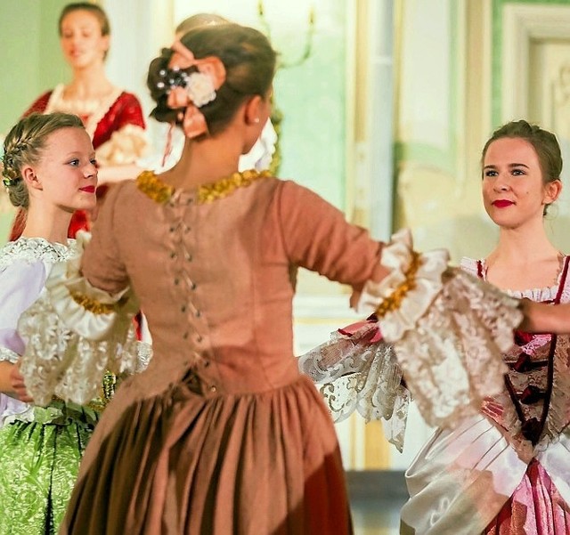 W okazałej Auli Magna Pałacu Branickich wystąpi znakomity balet Cracovia Danza  specjalizujący się w tańcach historycznych