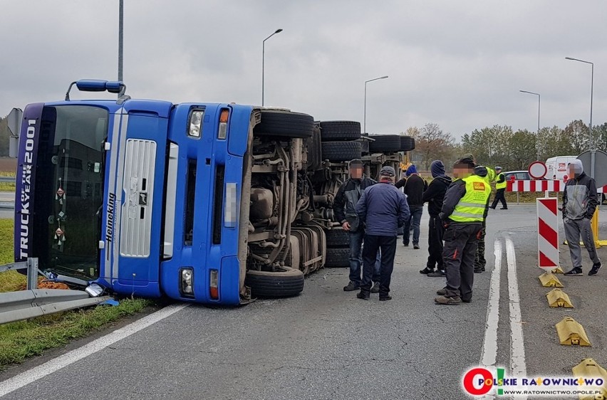 Tir przewrócił się na ostrym zakręcie na obwodnicy...