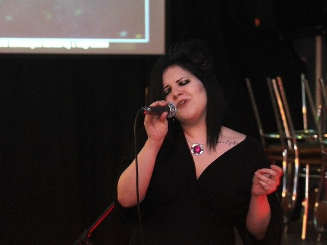 Jedna z finalistek finału konkursu karaoke - Inga Gozdur, fantastycznie zaśpiewała przebój "Lady marmalade&#8221;.