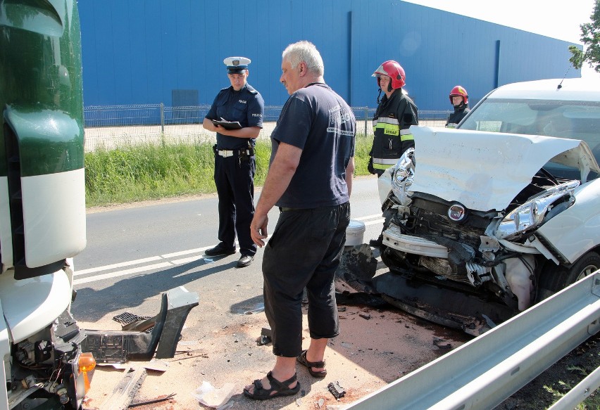 Zderzyły się dostawczy fiat i ciężarówka scania. Pasażerka...