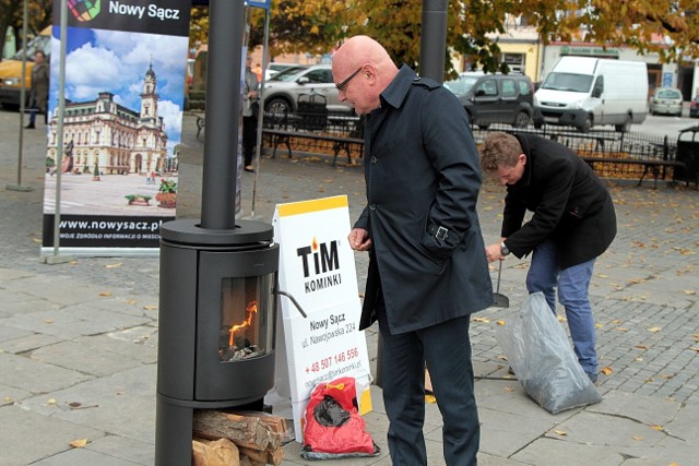 Przed ratuszem wystawiono dwa piece. W jednym spalany był błękitny węgiel. W drugim czarny. - Gołym okiem widać różnicę. Z komina pieca, gdzie spalany był błękitny węgiel, wydobywał się dym praktycznie niewidoczny dla oczu - podkreśla Ryszard Nowak, prezydent Nowego Sącza