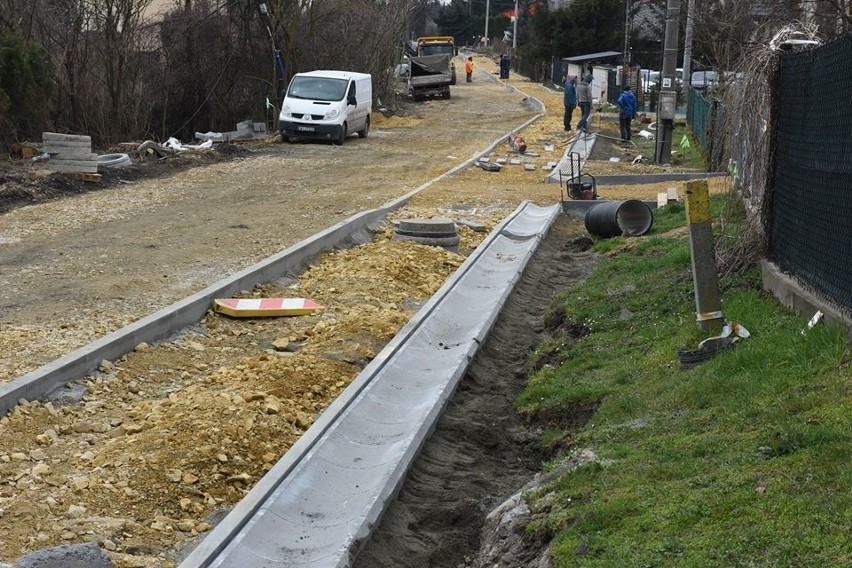 Przebudowa drogi w Sierczy. Prace idą zgodnie z planem [ZDJĘCIA]