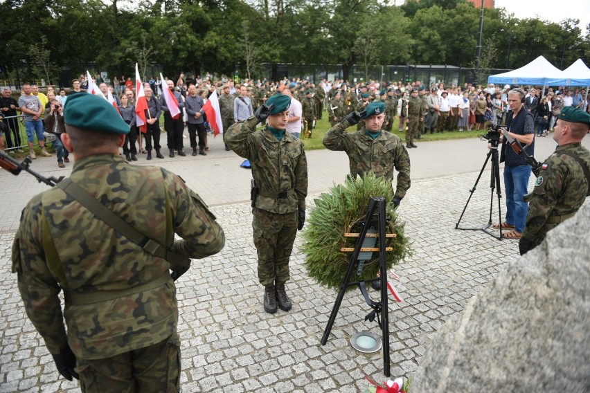 Tak jak w całej Polsce, również w Toruniu pod obeliskiem Ku...