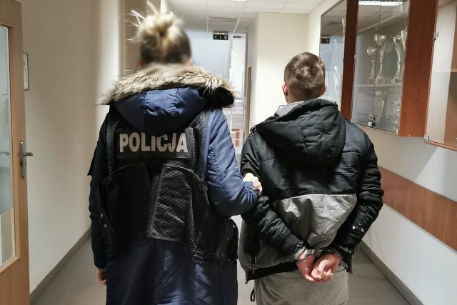 Zatrzymany na ul. Wyszyńskiego w Bydgoszczy 19-latek zachowywał się nerwowo na widok policyjnego patrolu. Jak się okazało miał przy sobie narkotyki, substancje zabronione znaleziono także w jego miejscu zamieszkania na Bartodziejach
