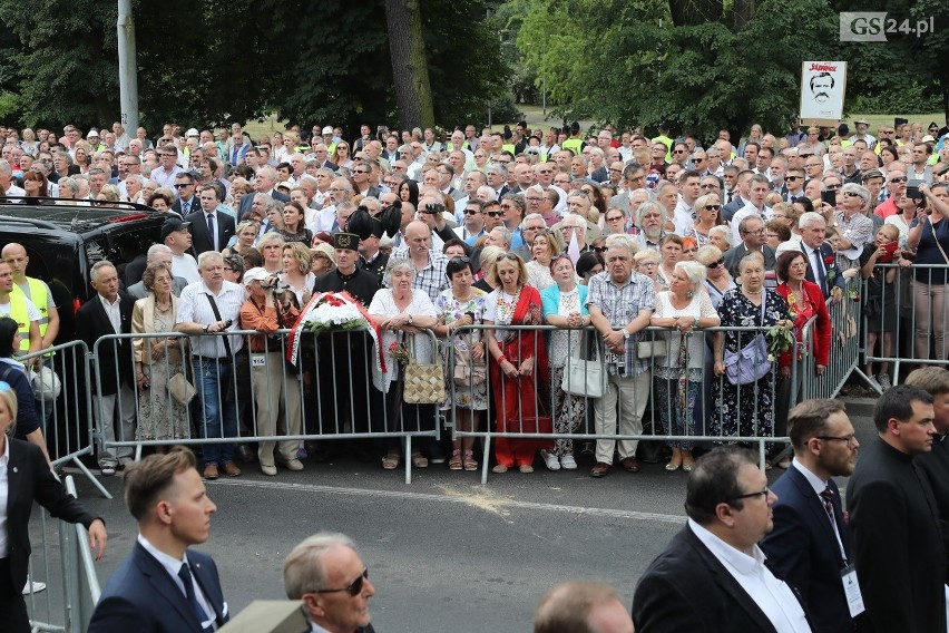 Pomnik Lecha Kaczyńskiego w Szczecinie odsłonięty z pompą. Prezydent w dynamicznej pozie, zamyślony nad Polską  [ZDJĘCIA]