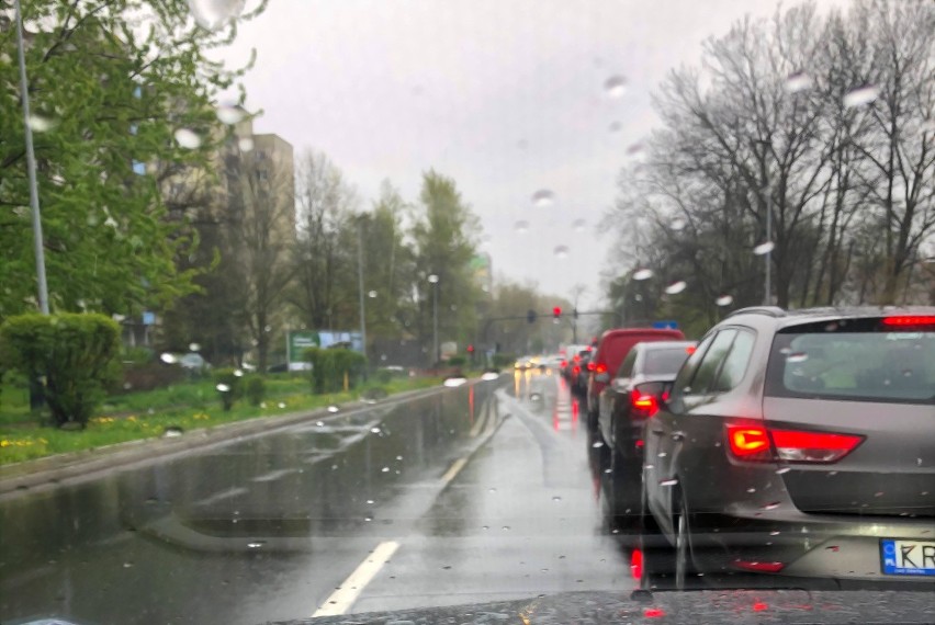 Kraków. Wypadek na obwodnicy miasta. Kierowcy w centrum utknęli w wielkich korkach [ZDJĘCIA]