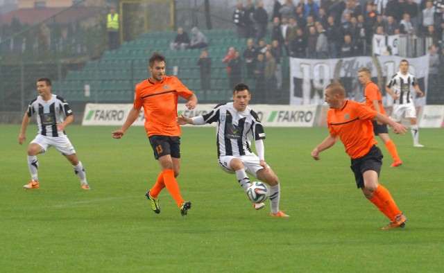 Łukasz Grzeszczyk (biało-czarny strój) był w sobotnim meczu wyróżniającym się graczem Sandecji