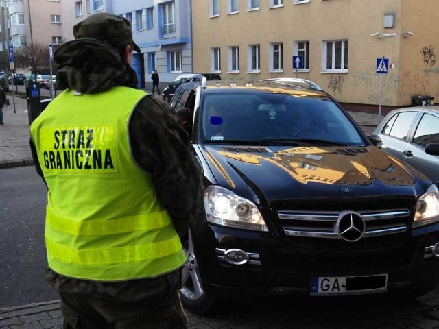 Mercedes zatrzymany do kontroli drogowej na ul. Bema w Gdyni.