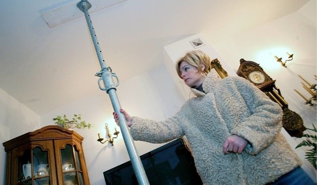 Małgorzata Gawrońska pokazuje podporę, którą musiała postawić w salonie. W przeciwnym razie, strop by się załamał (zdjęcie archiwalne)