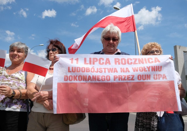 11 lipca 1943 r. bojówki Organizacji Ukraińskich Nacjonalistów i jej zbrojnego ramienia – Ukraińskiej Powstańczej Armii zaatakowały równocześnie w 99 miejscowościach, mordując kilkanaście tysięcy polskich mieszkańców Wołynia. W kolejnych dniach kontynuowano eksterminację polskiej ludności cywilnej.W środę w Przemyślu, na rondzie Ofiar Wołynia odmówiono modlitwę i symbolicznie zapalono znicze.Zobacz także: Prezydent na obchodach 75. rocznicy rzezi wołyńskiej. "Nie może być mowy o zemście. Ból będzie trwał, ale wierzę, że czas, zabliźni rany"