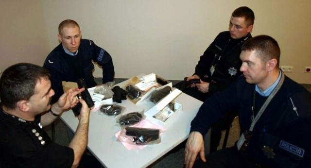 Świebodzińscy policjanci podczas szkolenia poznali budowę nowego pistoletu walter P-99.