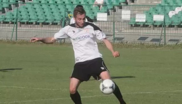 Konrad Rudnicki w maju strzelił trzy gole dla Pilicy Białobrzegi i on jest liderem drużyn regionu radomskiego.