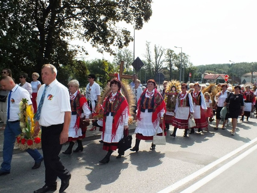 Wieńce i folklor na dożynkach gminnych w Mircu