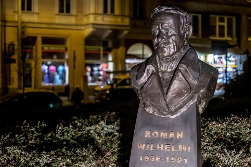Pomnik Romana Wilhelmergo mieści się na skwerze jego imienia...