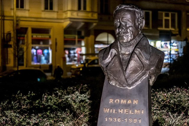 Pomnik Romana Wilhelmergo mieści się na skwerze jego imienia tuż przy Scenie na Piętrze