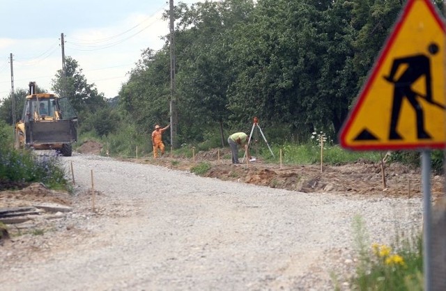 Prace przy budowie drogi dojazdowej idą w dobrym tempie. Według planu do połowy października droga ma być gotowa.