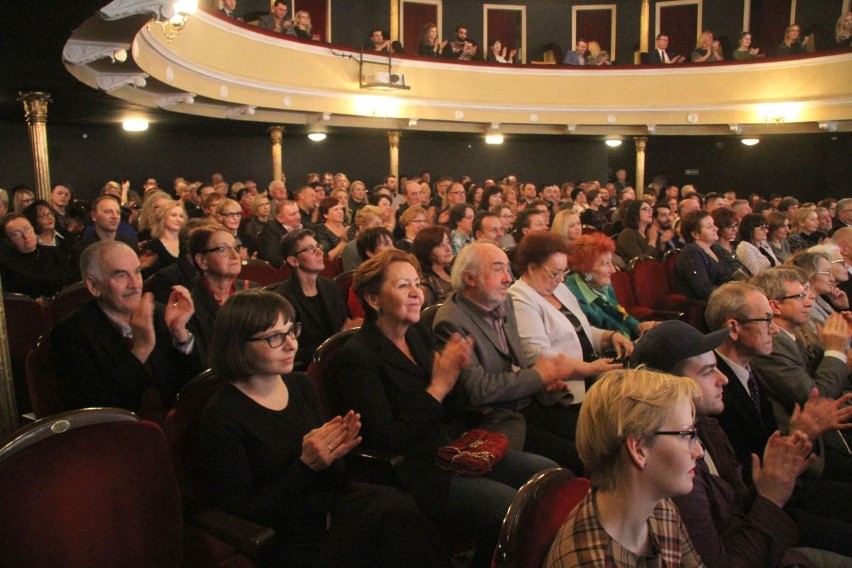 Niezwykły spektakl o Andrzeju Zausze w kieleckim Teatrze z pełną widownią [zdjęcia]