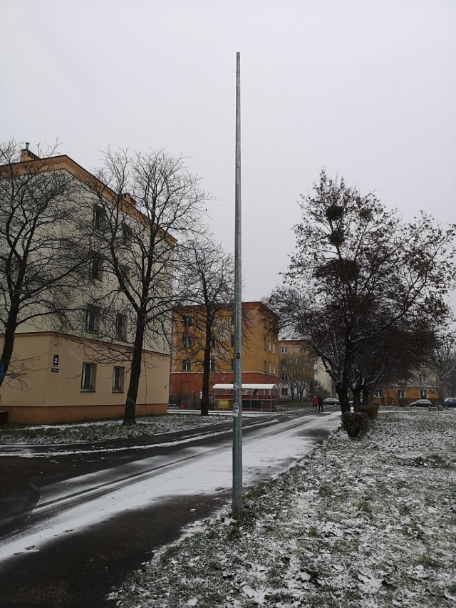 Lampa dumnie stoi przy ul. Techników od dwóch lat, od dwóch lat również się nie zaświeciła.