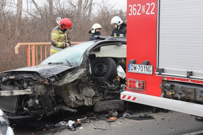 Wypadek pod Legnicą. Z auta odpadły wszystkie koła! [ZDJĘCIA]