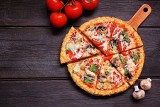 Międzynarodowy Dzień Pizzy 2022. Jakie smaki pizzy królują w Polsce? Czy Polacy świętują Dzień Pizzy? [WYNIKI RAPORTU]