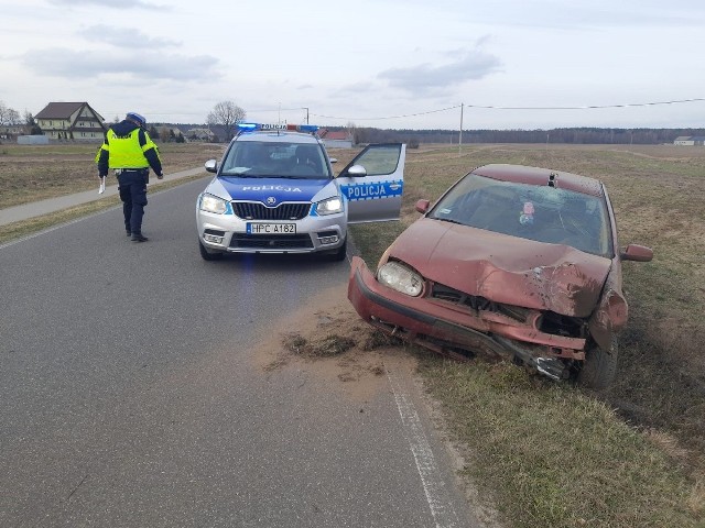 W gminie Rogowo pijany kierowca prawie wjechał w oznakowany radiowóz. Ścigany przez funkcjonariuszy zatrzymał się w przydrożnym rowie.