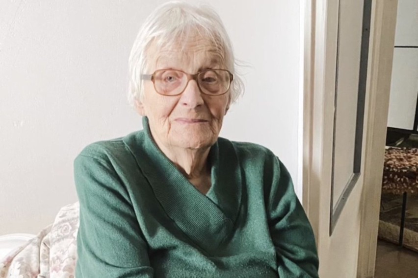 Pani Albina Kaszuba miała niespełna 96 lat. Przesuń w prawo,...