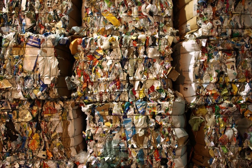 Miliardy torebek plastikowych stają się nieprzetworzonymi...