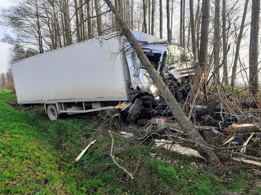 Wypadek w Starym Rogowie (pow. ostrowski). Ciężarówka wypadła z drogi, kierowca trafił do szpitala. 19.11.2020. Zdjęcia