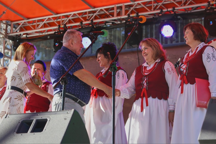 XX Prezentacje Zespołów Folklorystycznych w Nowej Dębie. Oj, działo się! [ZDJĘCIA]