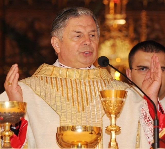 Biskup Henryk Tomasik jest nowymbiskupem diecezji radomskiej. Przyjął ten urząd podczas dzisiejszego ingresu w katedrze radomskiej.