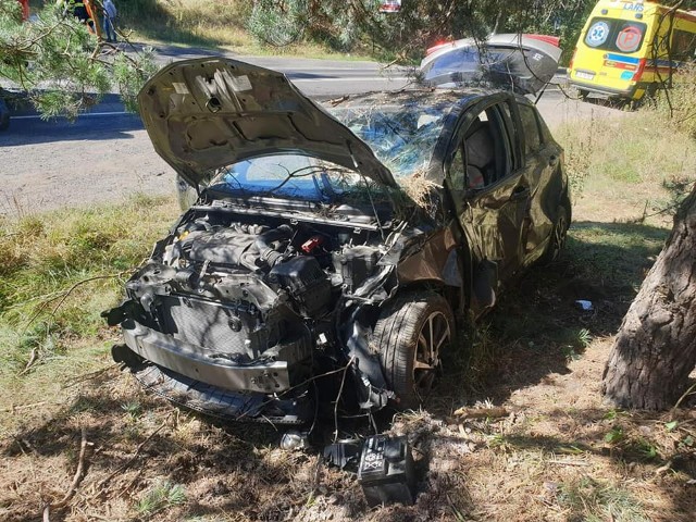 - Kierowca toyoty yaris nie był zakleszczony w pojeździe, został zabrany do szpitala – informują strażacy.