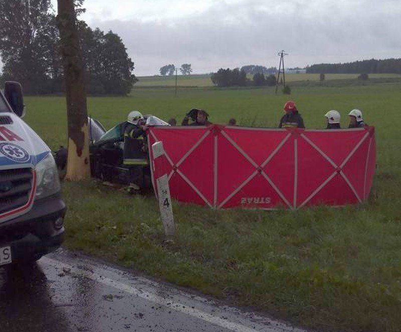 Wypadek śmiertelny w m. Kalnica. Kobieta uderzyła w drzewo i...