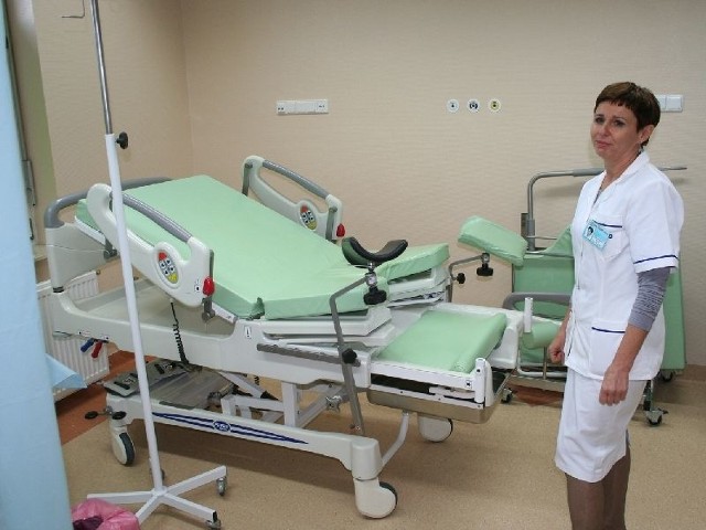 Elżbieta Czerkies, ordynator oddziału noworodkowego, prezentuje nowe wyposażenie bloku porodowego.
