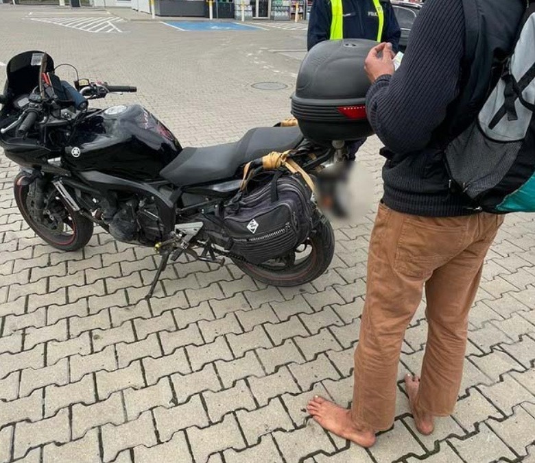 Szalony motocyklista na ul. Pabianickiej w Łodzi. Nie miał butów, kasku i prawa jazdy ZDJĘCIA