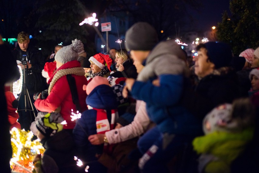 Rozbłysła choinka przed ostrowskim ratuszem. Świąteczną iluminację uruchomiono w obecności św. Mikołaja