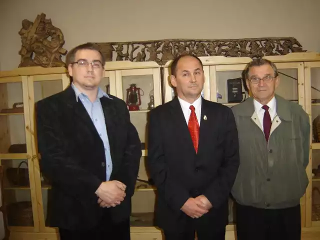 Na zdjęciu Mariusz i Wacław Redlińscy, krewni autora Konopielki. W środku stoi Sławomir Halicki, burmistrz Suraża.