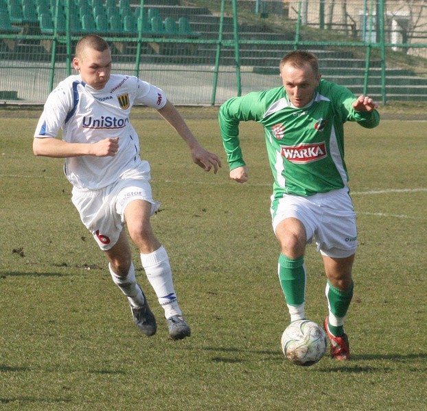 Cezary Czpak (z piłką) strzelec gola w meczu z Mazovią.