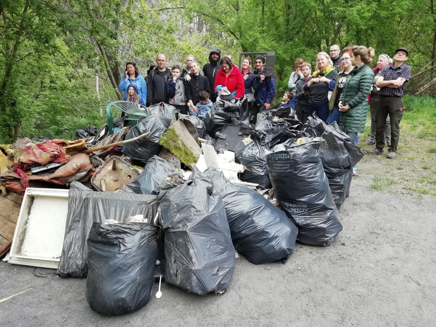 50 worków śmieci w 2 godziny. Wielkie sprzątanie doliny i lasu na Kapuściskach