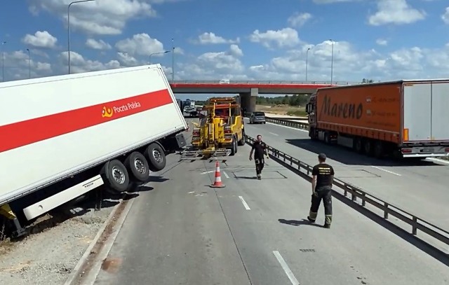 Wypadek na autostradzie A1. A1 za Częstochową w stronę Katowic zablokowana. Ciężarówka wypadła z drogi i blokuje przejazd.Zobacz kolejne zdjęcia. Przesuwaj zdjęcia w prawo - naciśnij strzałkę lub przycisk NASTĘPNE