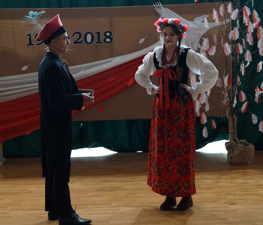 Łącko. Uczniowie przygotowali spektakl z okazji 100-lecia odzyskania przez Polskę niepodległości [ZDJĘCIA]